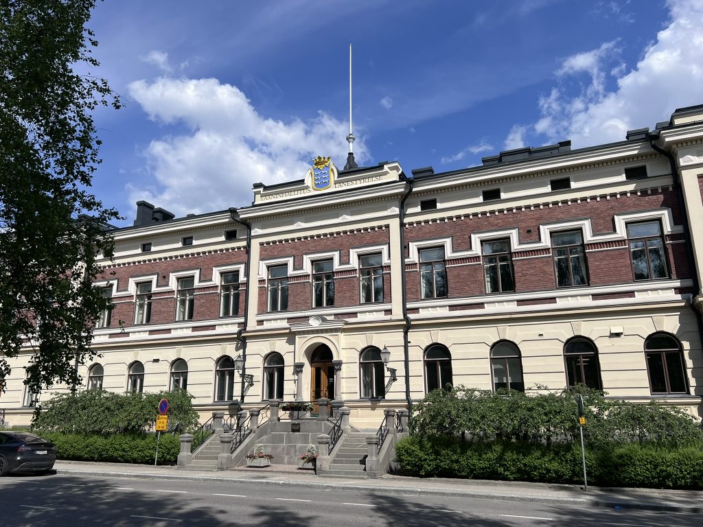 Oulun lääninhallituksen rakennuksen julkisivu