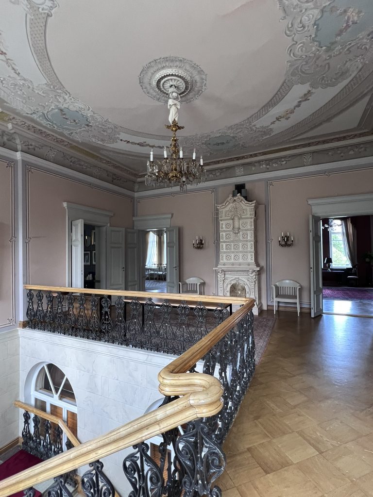 Oulun lääninhallituksen rakennuksen yläkerran aula
