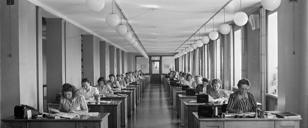 Elannon pääkonttorin suuri konttorisali vuonna 1948, Helsingin kaupunginmuseo