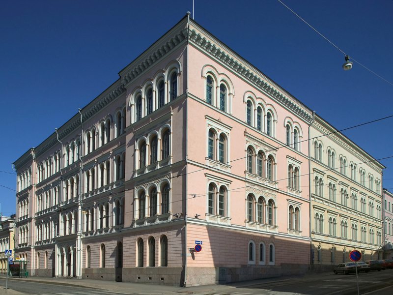 Arppeaunum sijaitsee Senaatintorin varrella ja on valtioneuvoston