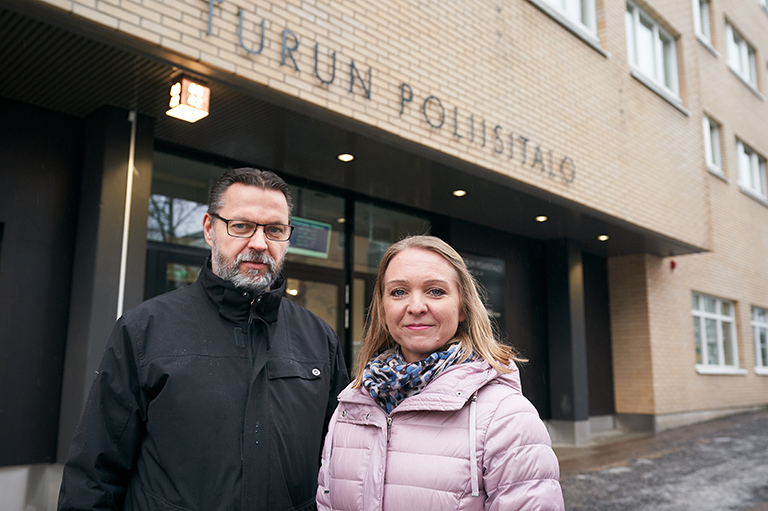Petri Nurmio ja Elina Töykkälä Turun poliisitalon edessä