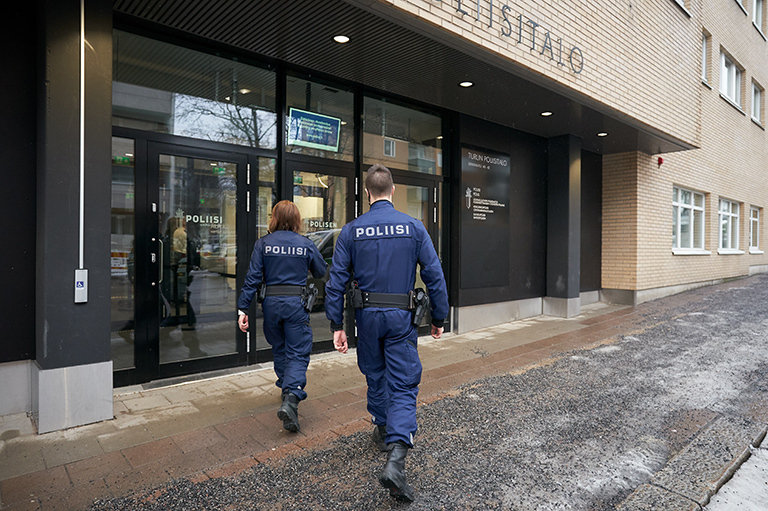 kaksi poliisia kävelee Turun poliisitaloon