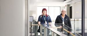 Lassila & Tikanojan palveluohjaaja Miia Pulkkinen ja siivoojien ja tukipalveluhenkilöstön esimies Pamela Fingerroos