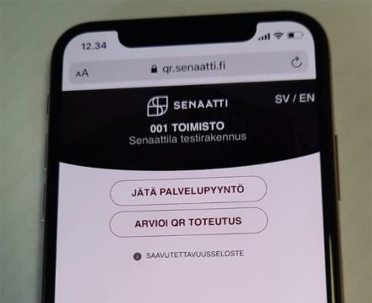 Matkapuhelimen näytöllä verkkosivu, jossa vaihtoehdot "jätä palvelupyyntö" ja "arvioi qr toteutus".