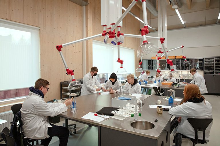 Opiskelijoita työskentelemässä laboratoriotilassa.