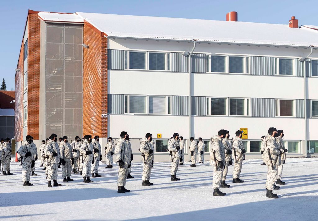 Puolustusvoimat pyrkii lopettamaan öljyn käytön heikentämättä huoltovarmuutta. Öljylämmityskohteisiin on asennettu uusiutuvia polttoaineita käyttäviä järjestelmiä vuodesta 2014 saakka. Kuva Upinniemen varuskunnasta.