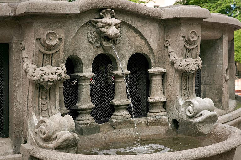 Leijonan päätä kuvaavasta suihkulähteen osasta pulppuaa vettä.