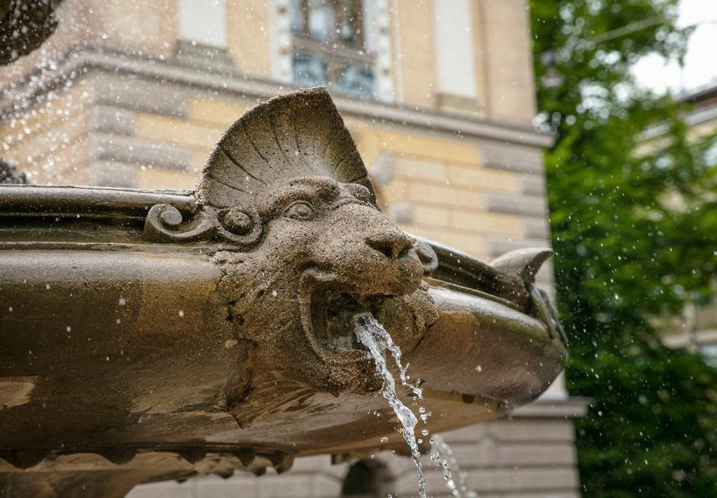 Leijonaa esittävästä suihkulähteen osasta pulppuaa vettä.