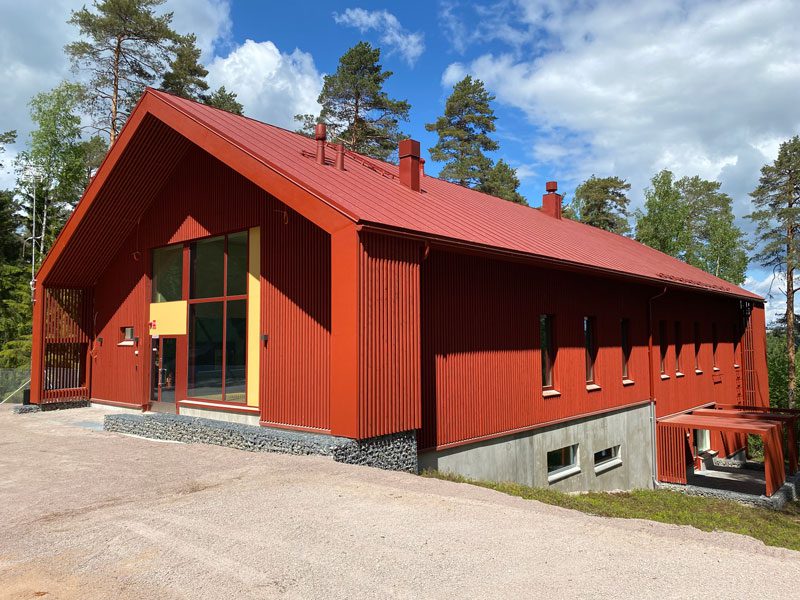 Majoitus- ja koulutusrakennuksen punainen julkisivu.