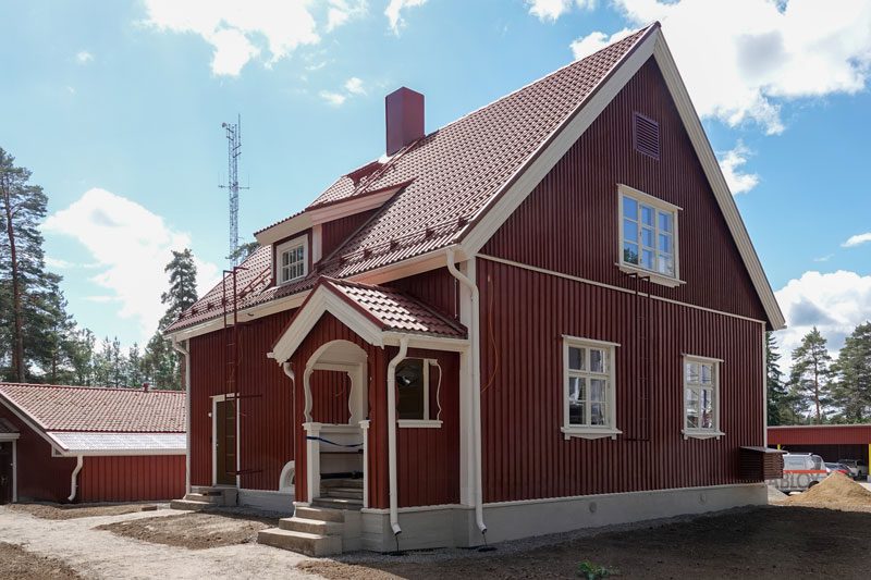 Toimistorakennuksen julkisivu.