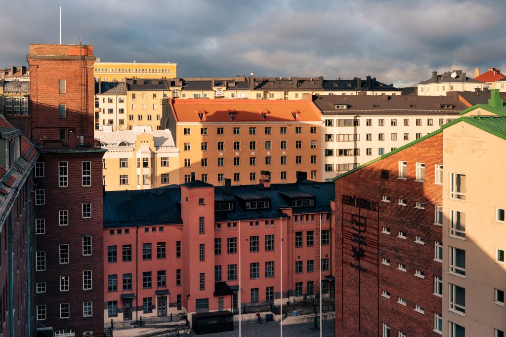 Kerrostaloja kattotasolta kuvattuna.