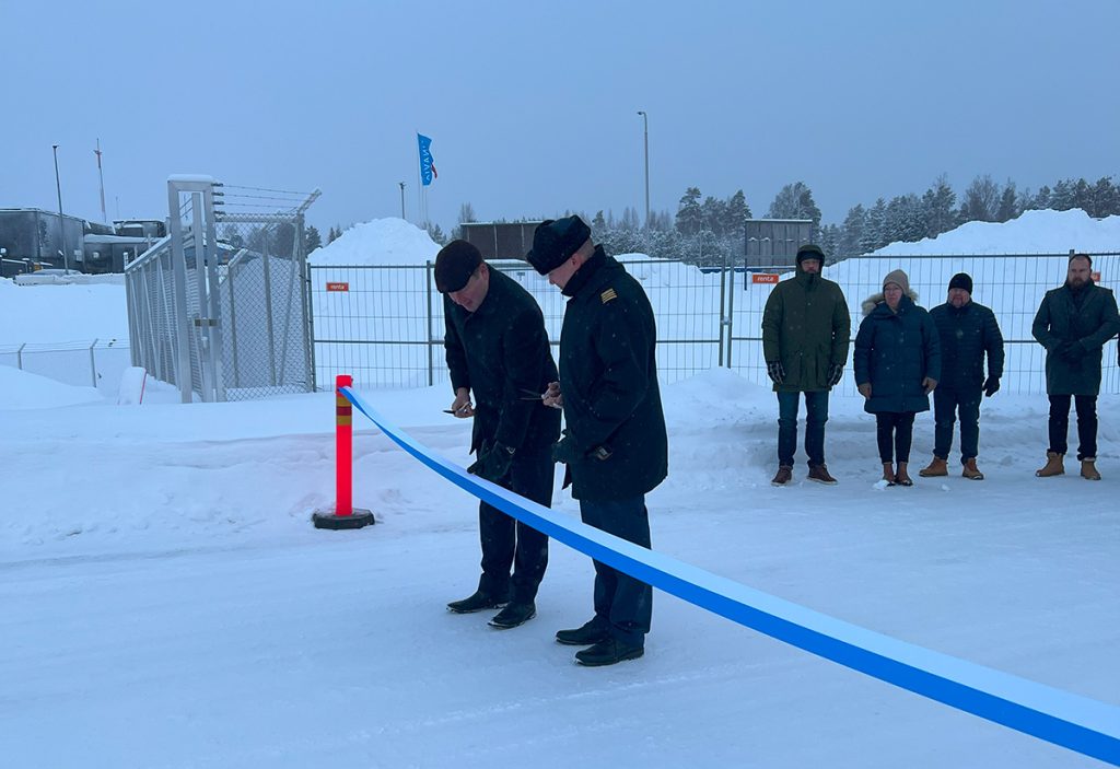 Toimitusjohtaja Matias Warsta ja Ilmasotakoulun johtaja eversti Vesa Mäntylä leikkaavat nauhan.