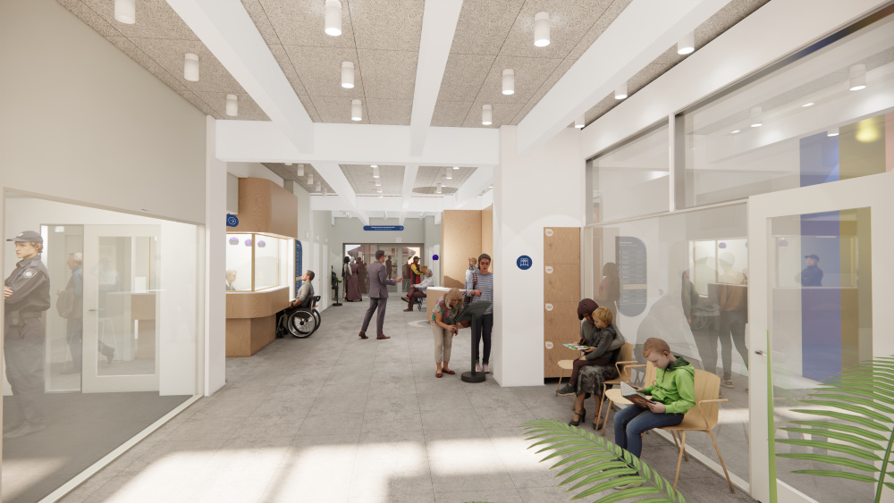 Valoisa sisätilan aula ja odotustila, jossa ihmiset istuvat ja seisovat. Osa käyttää mobiililaitteita tai pitelee asiakirjoja, yksi henkilö on pyörätuolissa. Tilassa on palvelutiskejä, istuimia ja lasiseinäisiä huoneita.