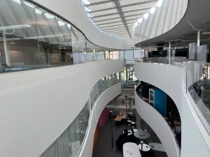 Kahdella puolella toimistotiloja useassa kerroksessa, välissä rako, josta alhaalla näkyy aula.