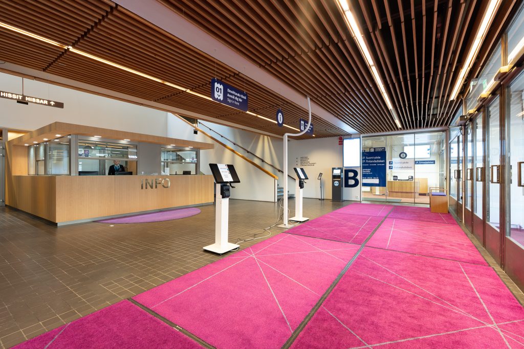 Turun virastotalon pääsisäänkäynnin aula, jossa ilmoittautuminen Suomi-pisteeseen.