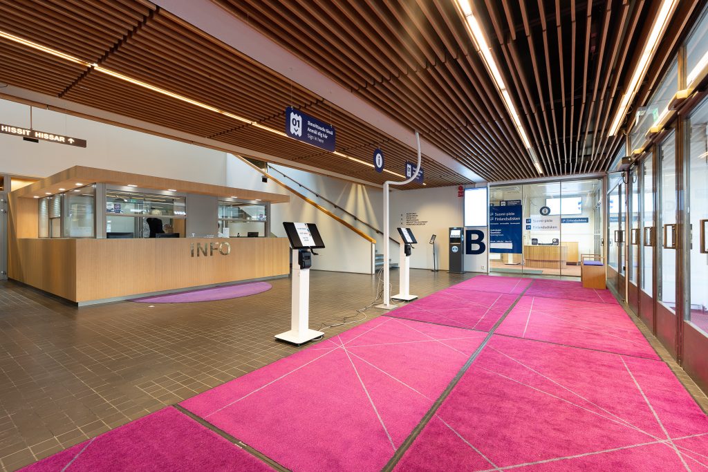 Turun virastotalon pääsisäänkäynnin aulatila.