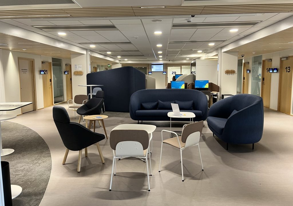 Lappeenrannan virastotalon aula- ja asiakaspalvelutilat.