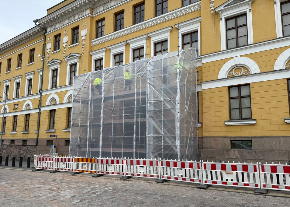 Puolustusministeriön sisäänkäynti on suojattu viikonlopun aikana rakennetuilla sääsuojilla. Puolustuskiinteistöt.