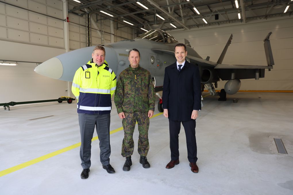 Kuvassa ovat vasemmalta alkaen Puolustuskiinteistöjen toimitusjohtaja Matias Warsta,  Karjalan lennoston komentaja eversti Tomi Böhm ja F-35-hankejohtaja eversti evp. Henrik Elo. Taustalla Ilmavoimien Hornet-hävittäjä.