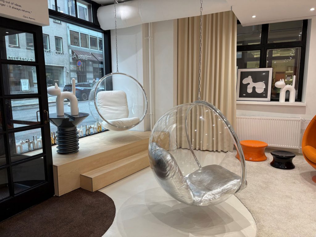 Liiketila näyteikkunan suuntaan. Näyteikkunan edessä on taso, joka nostaa esiteltävät asiat ikkunatasoon.