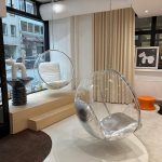 Liiketila näyteikkunan suuntaan. Näyteikkunan edessä on taso, joka nostaa esiteltävät asiat ikkunatasoon.