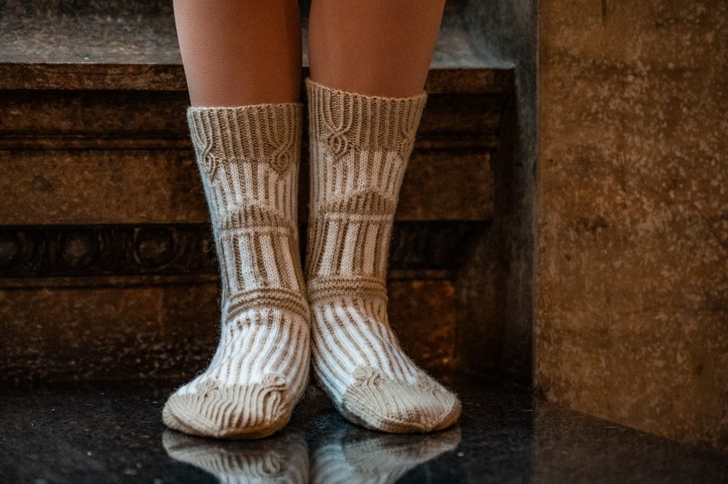 Koristeelliset vaaleanruskea-valkoiset villasukat