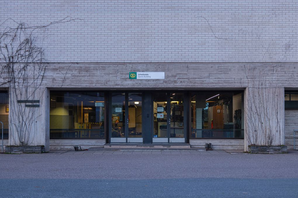 Rakennuksen julkisivu, jossa keskiössä sisäänkäynti.