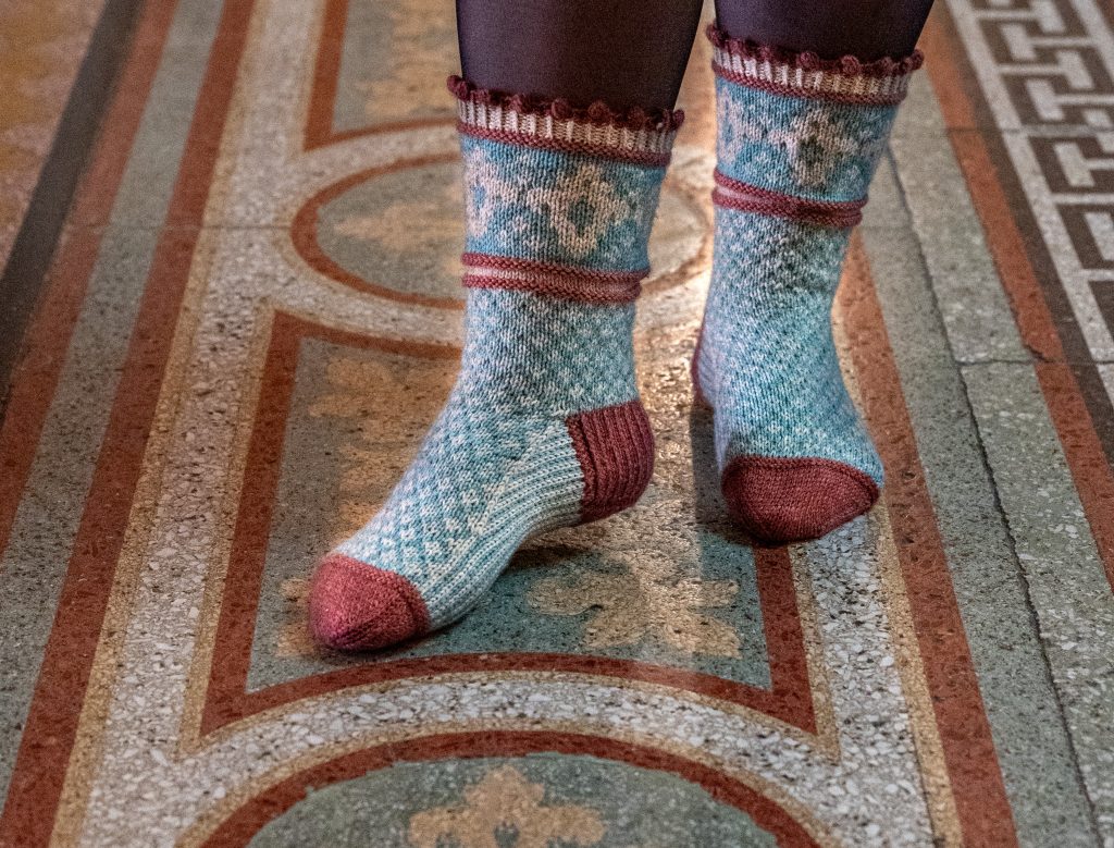 Vaaleansini, valkoiset ja ja punaisen väriset koristeelliset villasukat