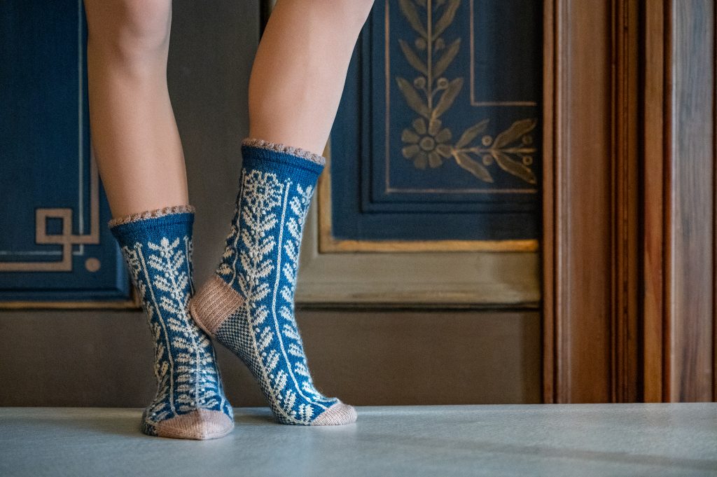 Sinivalkoiset koristeelliset villasukat