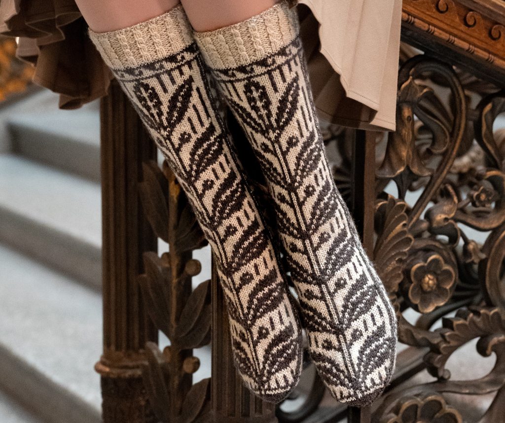 Koristeelliset, ruskea-valkoiset villasukat.