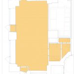 Pohjapiirustus, jossa laajan myymälätilan lisäksi pienet tauko- ja wc-tilat sekä siivouskaappi. Piirustuksessa myös kaksi hätäuloskäyntiä myymälätilasta.