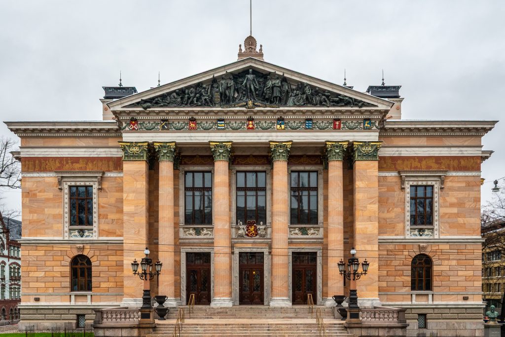 Säätytalon julkisivu. Pylväät ja raput, jotka johtavat pääovelle.