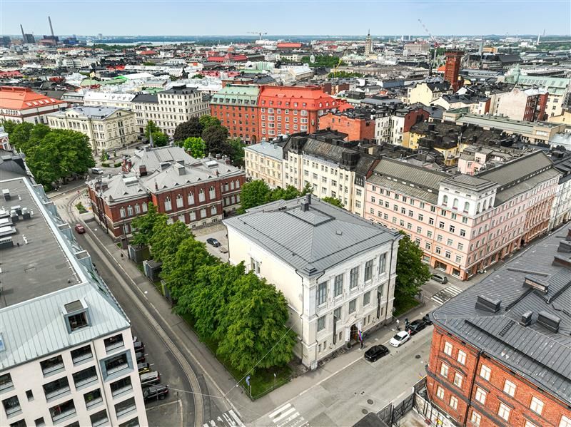 Ilmakuva rakennuksista Helsingin Kasarmikadulla. Etualalla entinen Arkkitehtuurimuseo, ympärillä muita historiallisia rakennuksia.