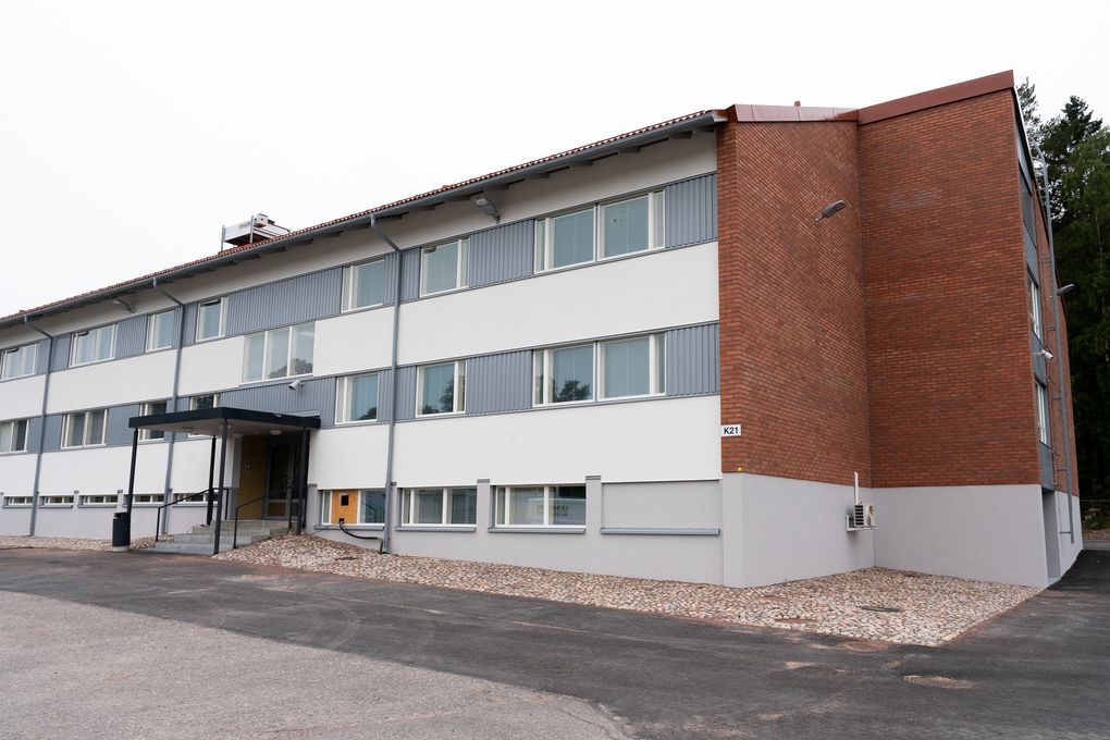 Kolmikerroksinen, vastikään kattavasti kunnostettu tiilirakennus, jossa on vaaleaksi maalattuja seiniä ja isoja ikkunoita.