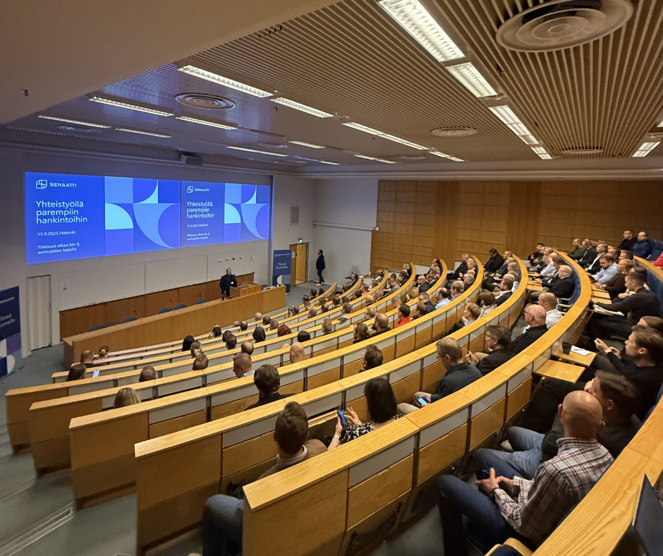 Hankintojen infon kuulijoita Pasilan auditoriossa