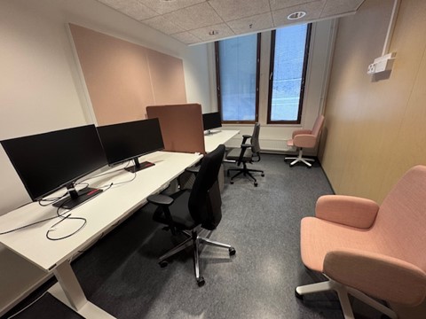 Kuvassa ennalta varattavat työpisteet virastotalossa vierailevien käyttöön.