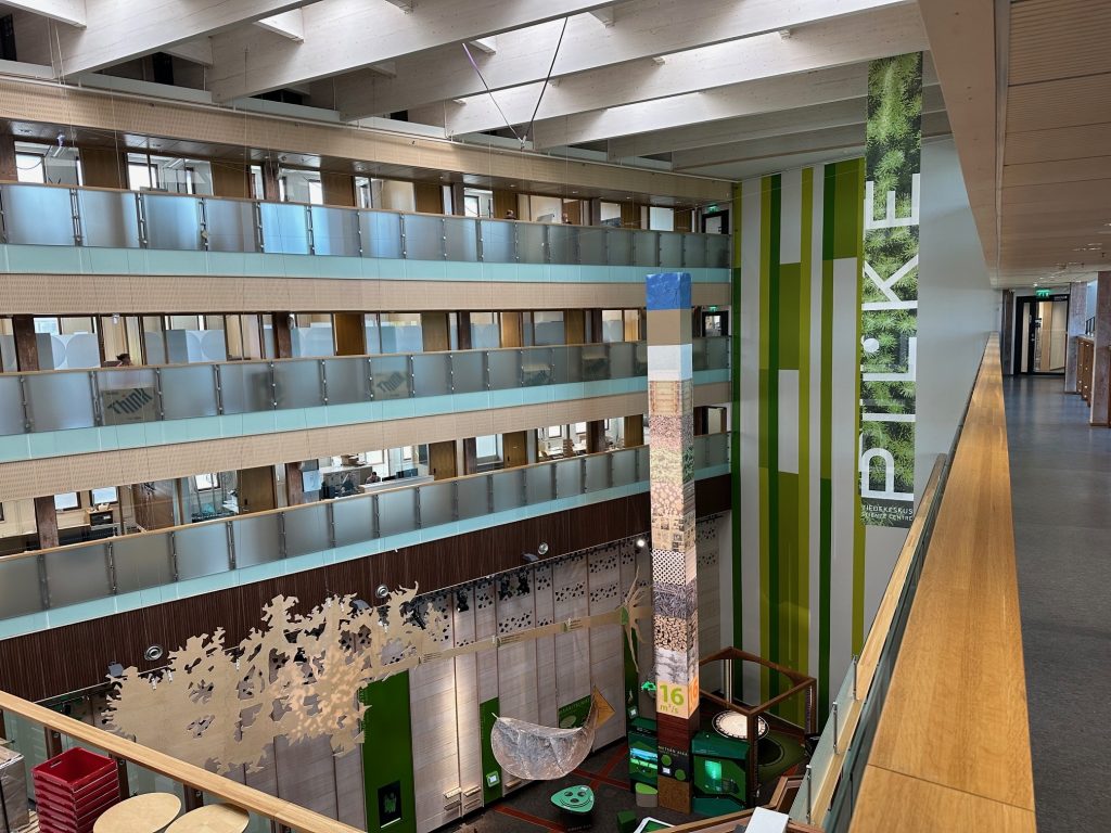 Kuvassa Pilkkeen sisällä oleva avoin tila, jossa näkyy useita työskentelykerroksia.