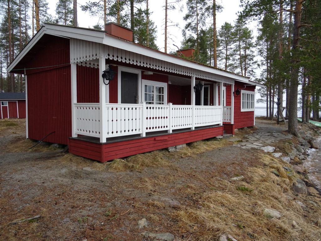 Punainen rantamökki Sukevalla.