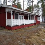 Punainen rantamökki Sukevalla.