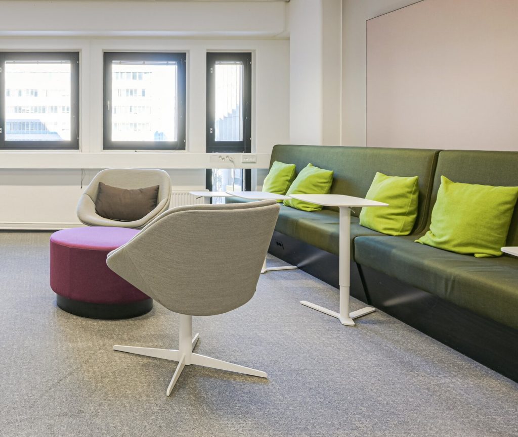 Toimistotila, jossa värikkäitä kalusteita.