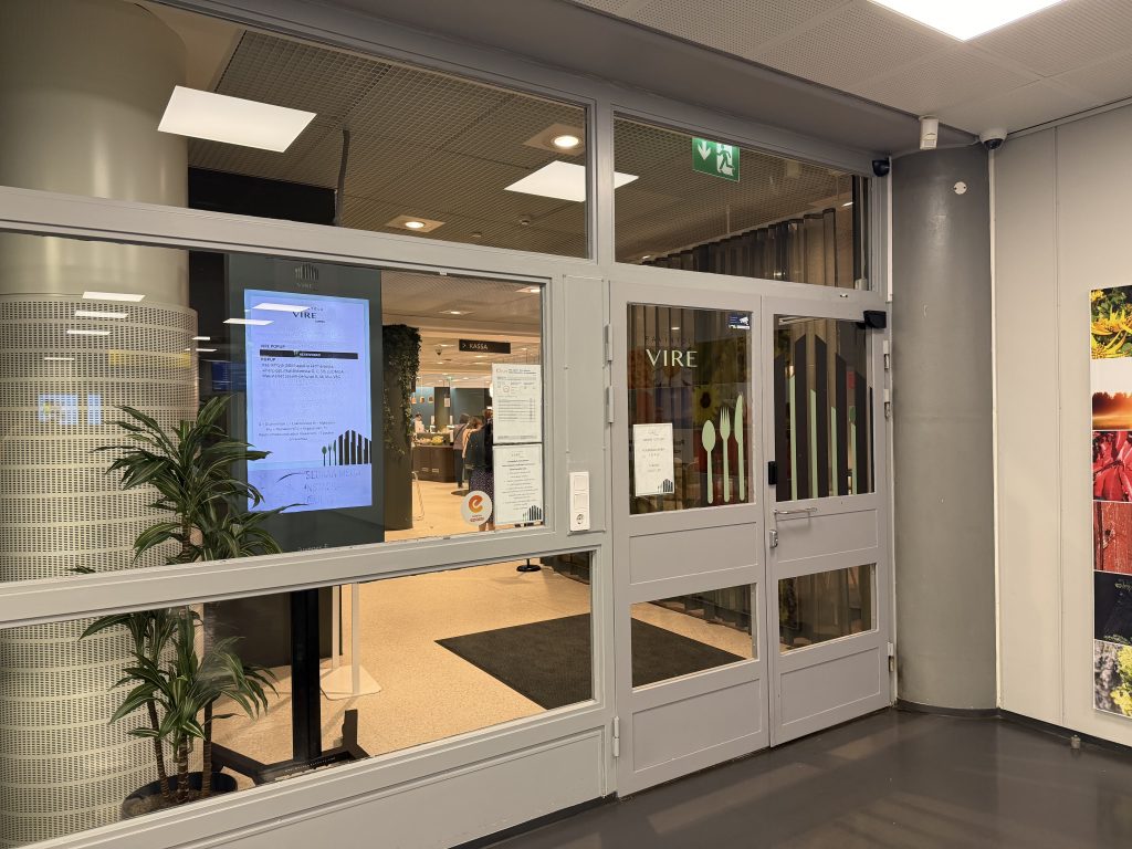 Pasilan virastokeskuksen lounasravintola Vireen sisääkäynti.