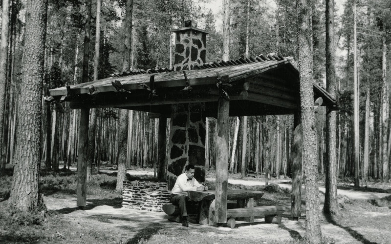 Kuvassa on retkeilijä nuotiokatoksessa Petkeljärven kansallispuistossa vuonna 1961.