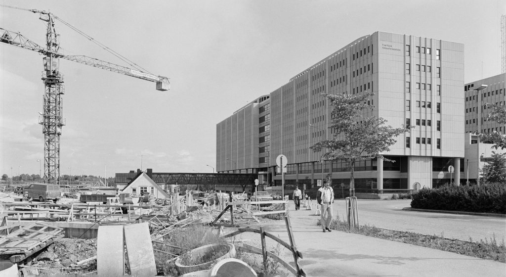 Kuvassa on Pasilan virastokeskus valmiina vuonna 1984.