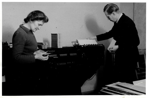 Kuvassa on Rouva Lilli Orri ja yliaktuaari Gunnar Fougstedt käyttävät reikäkorttien taulukointikonetta arviolta vuosina 1950–1954.