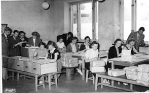 Kuvassa on vuoden 1950 väestölaskijoita.
