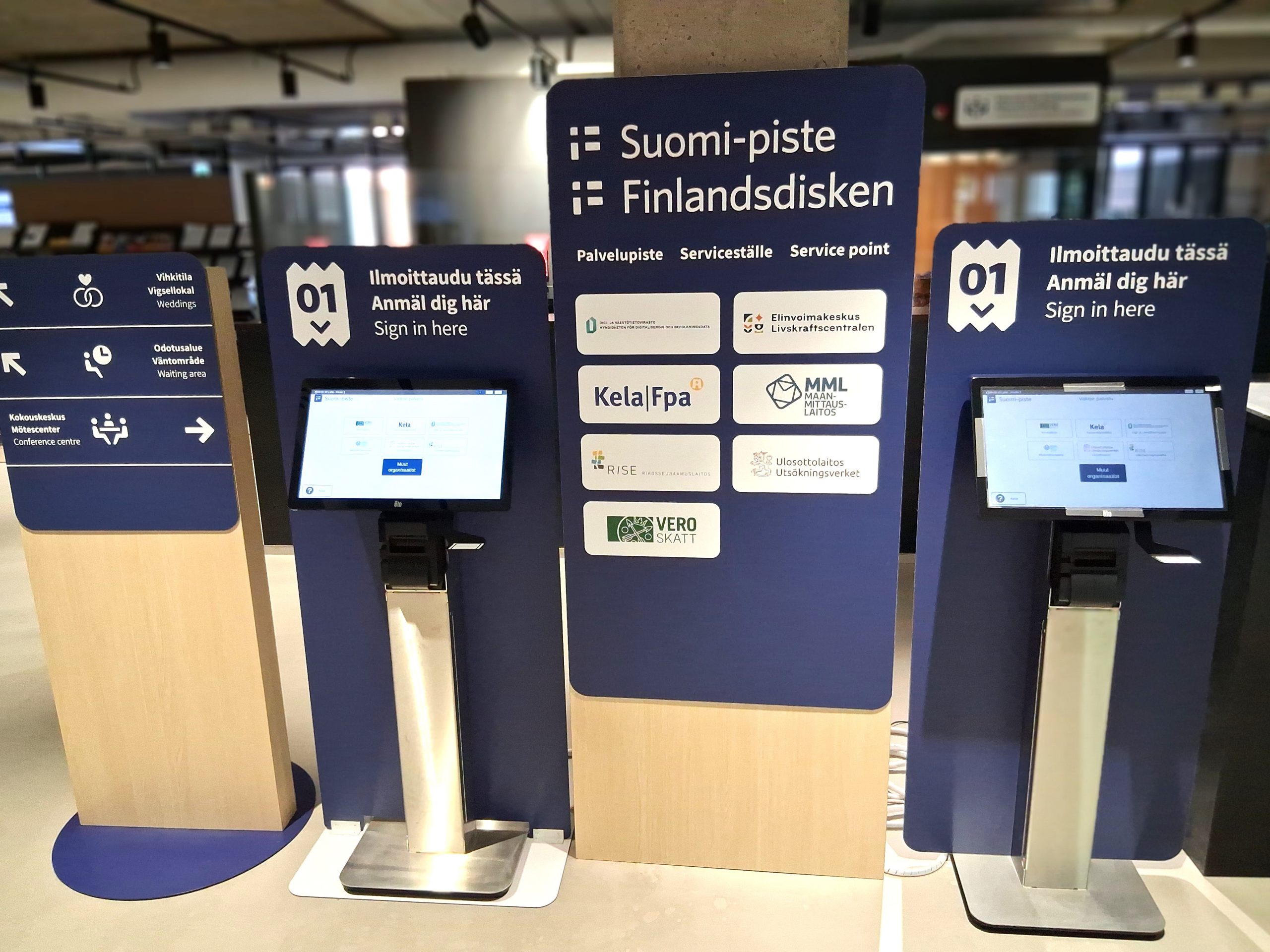 Lahden YTYn Suomi-pisteen opasteet ja ilmoittautumispäätteet.