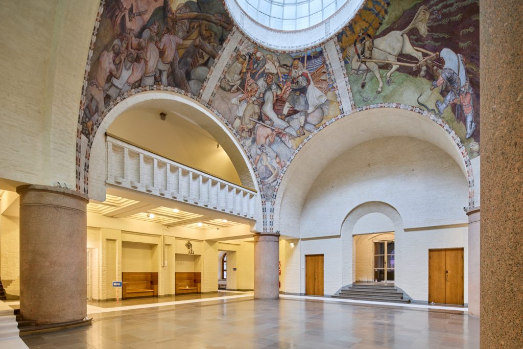 Kansallismuseo aula jossa kauniit kattofreskot. 