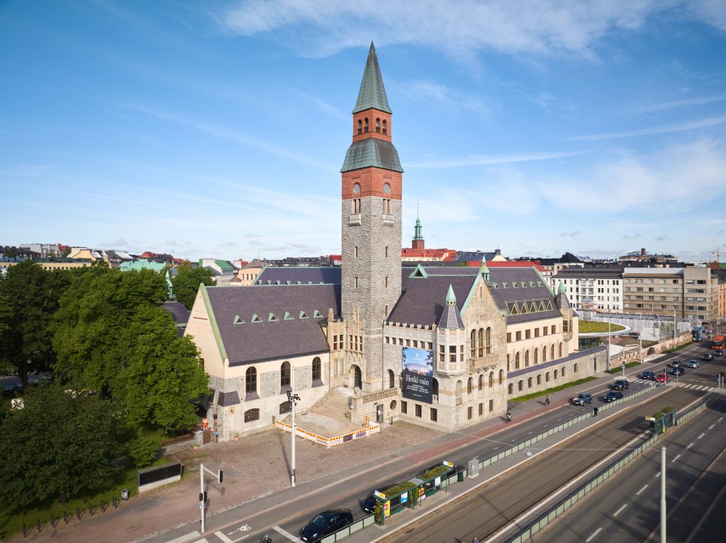 Kansallismuseon julkisivu, jossa korkea torni