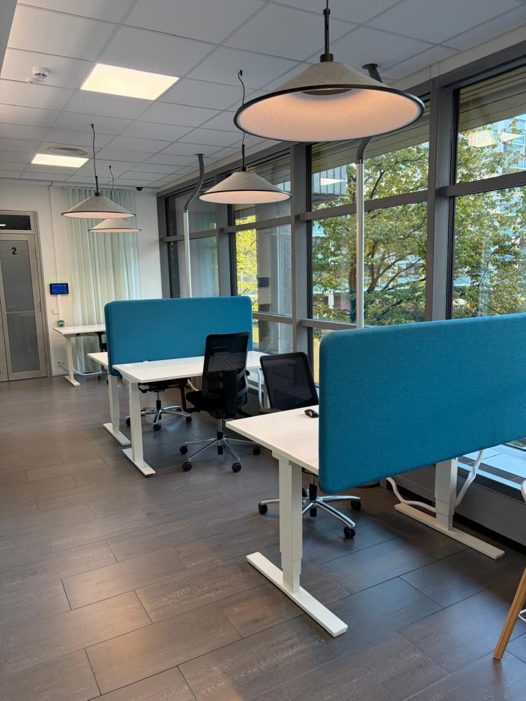 Helsingin yhteisen työympäristön yhteydessä olevat ennalta varattavat työpisteet.