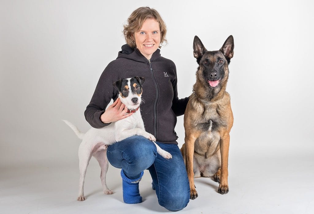 Maria Jokela ja kaksi koiraa